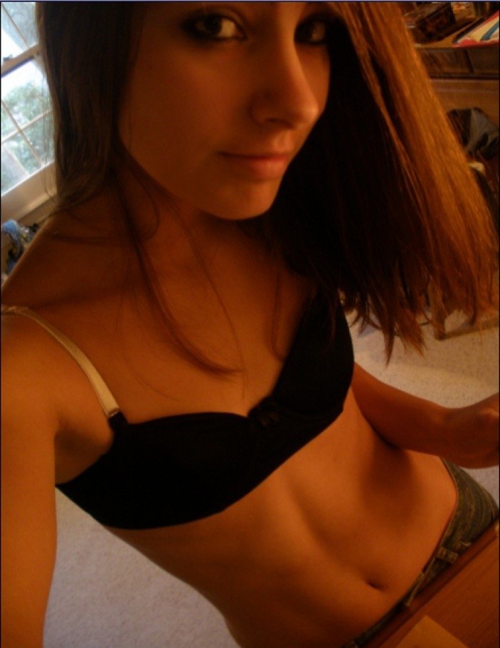 Худенькая девочка с упругой попой и грудью приглашает в гости мужчину из Москвы, для интима. Худенькая девочка с упругой попой и грудью приглашает в гости мужчину из Москвы, для интима.